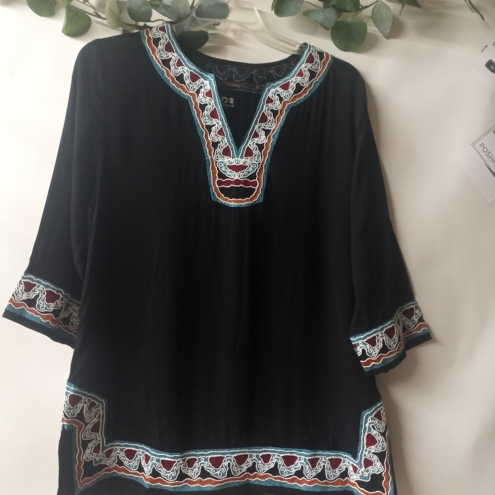 Chic Black Embroidered Tunic Top - Picture 3 of 13